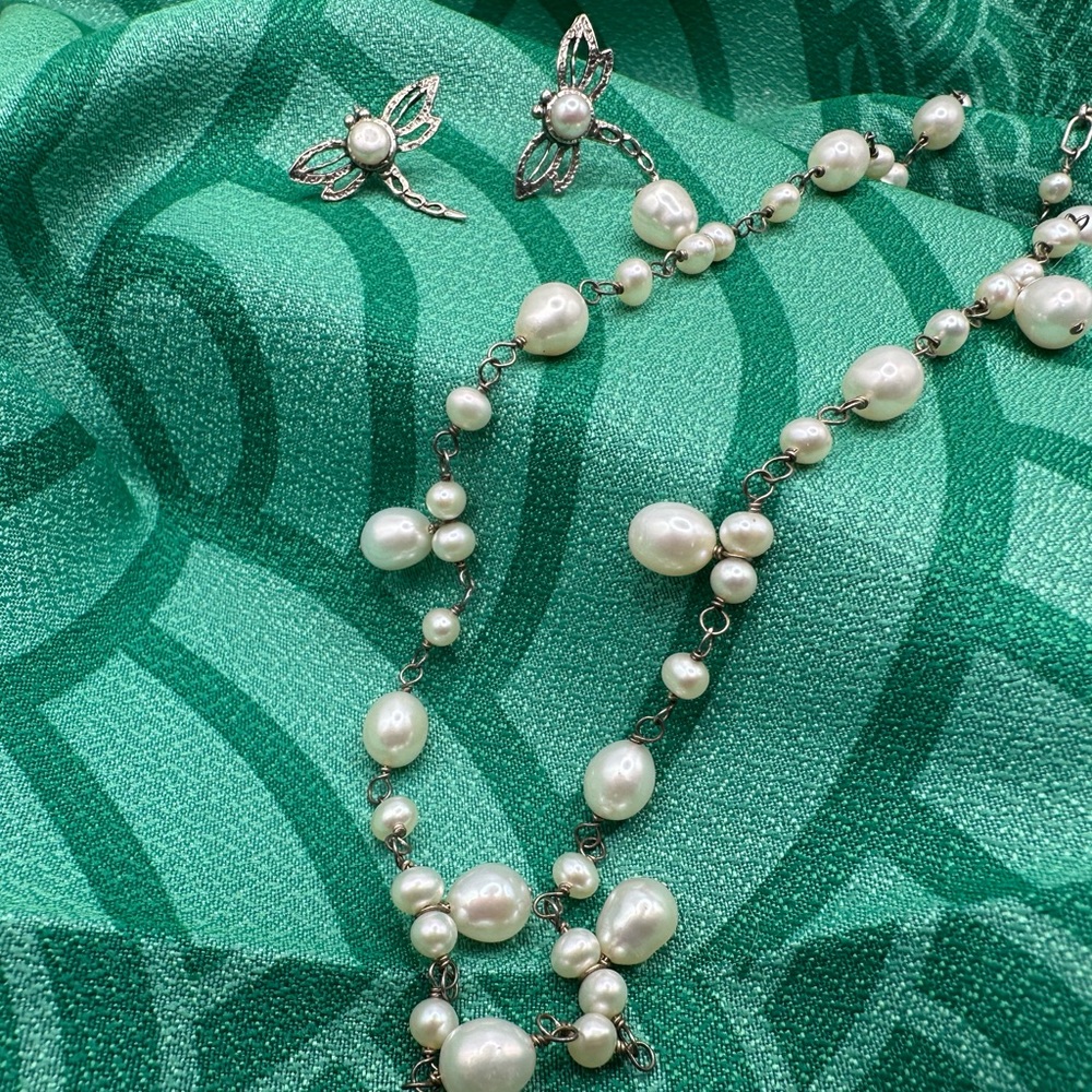 Charming silver & pearl necklace and earring set - Picture 2 of 3